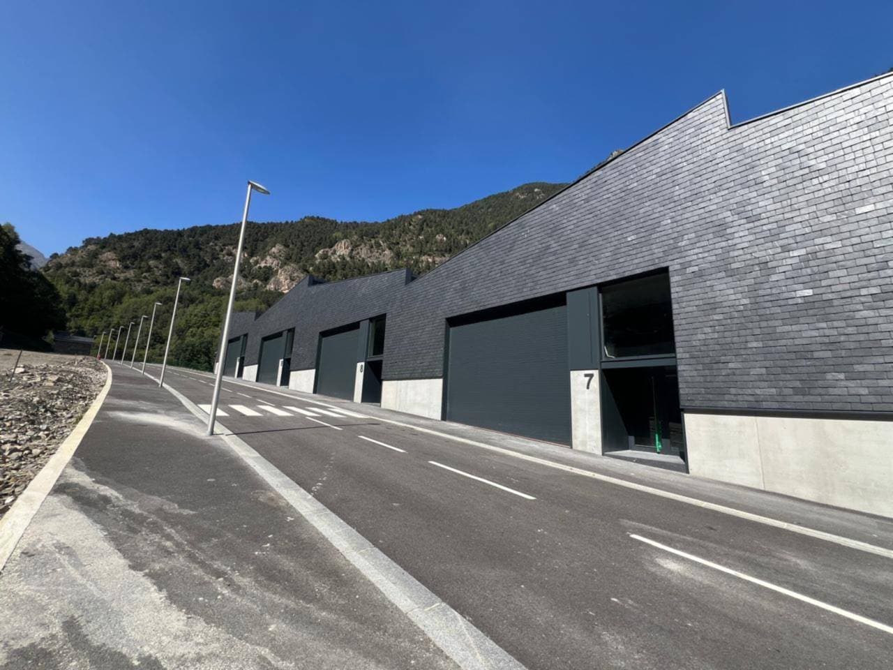 Nau industrial en lloguer a La Massana - Image 1