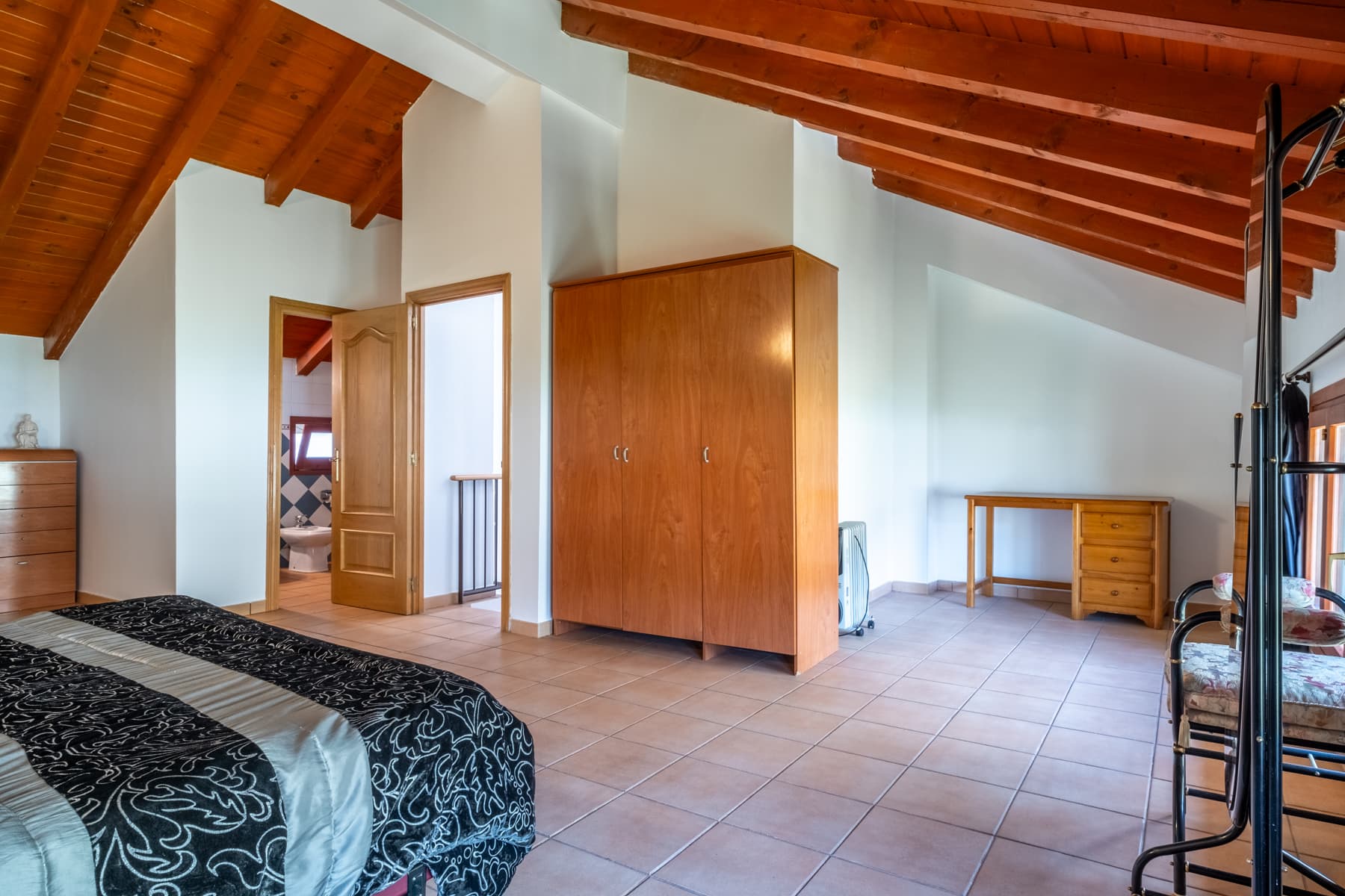 ADOSSADA + JARDÍ + TERRASSA + BOX PER A 3 COTXES - Thumbnail 13