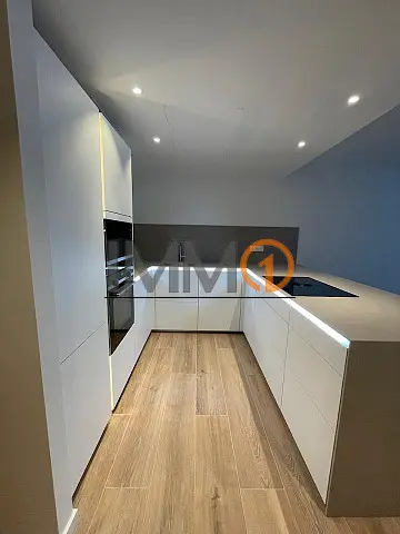 Es lloga fantàstic pis nou en ple centre d'Esca - Thumbnail 3