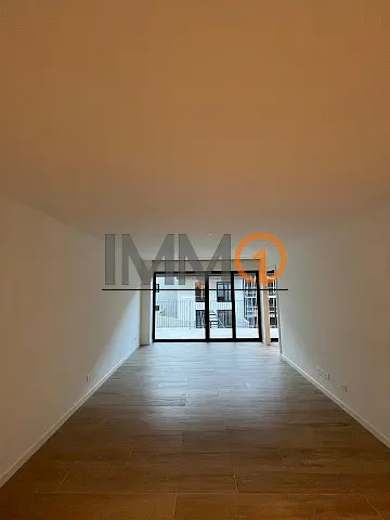 Es lloga fantàstic pis nou en ple centre d'Esca - Image 1