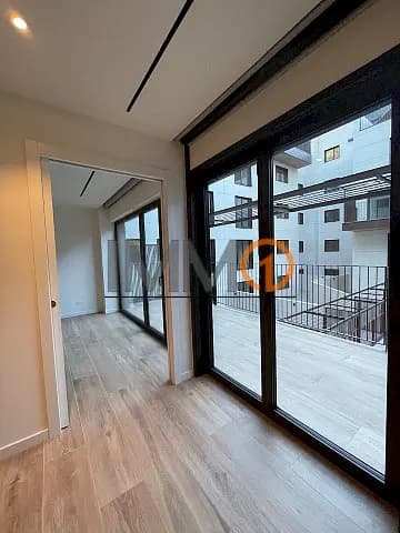 Es lloga fantàstic pis nou en ple centre d'Esca - Thumbnail 2