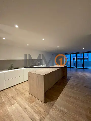 Es lloga fantàstic pis nou en ple centre d'Esca - Image 1