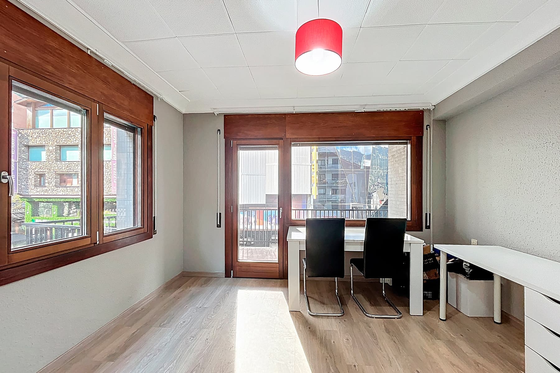 Situat en el cor vibrant del Centre Comercial d'A - Thumbnail 3