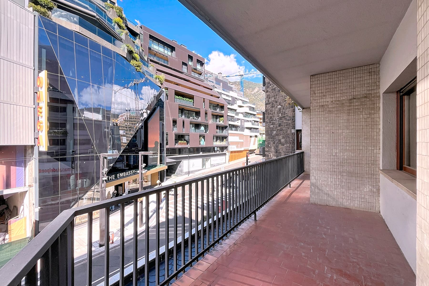 Situat en el cor vibrant del Centre Comercial d'A - Thumbnail 7