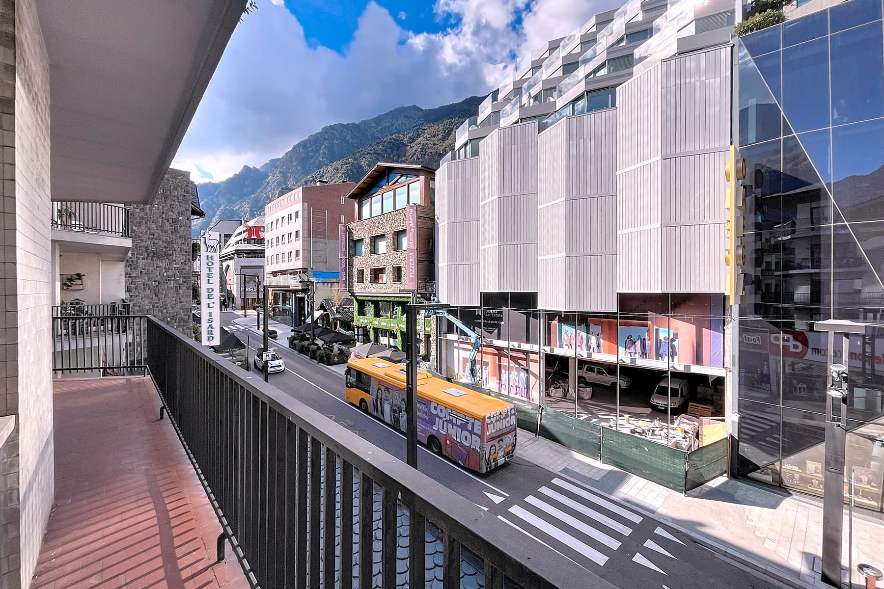 Situat en el cor vibrant del Centre Comercial d'A - Thumbnail 8