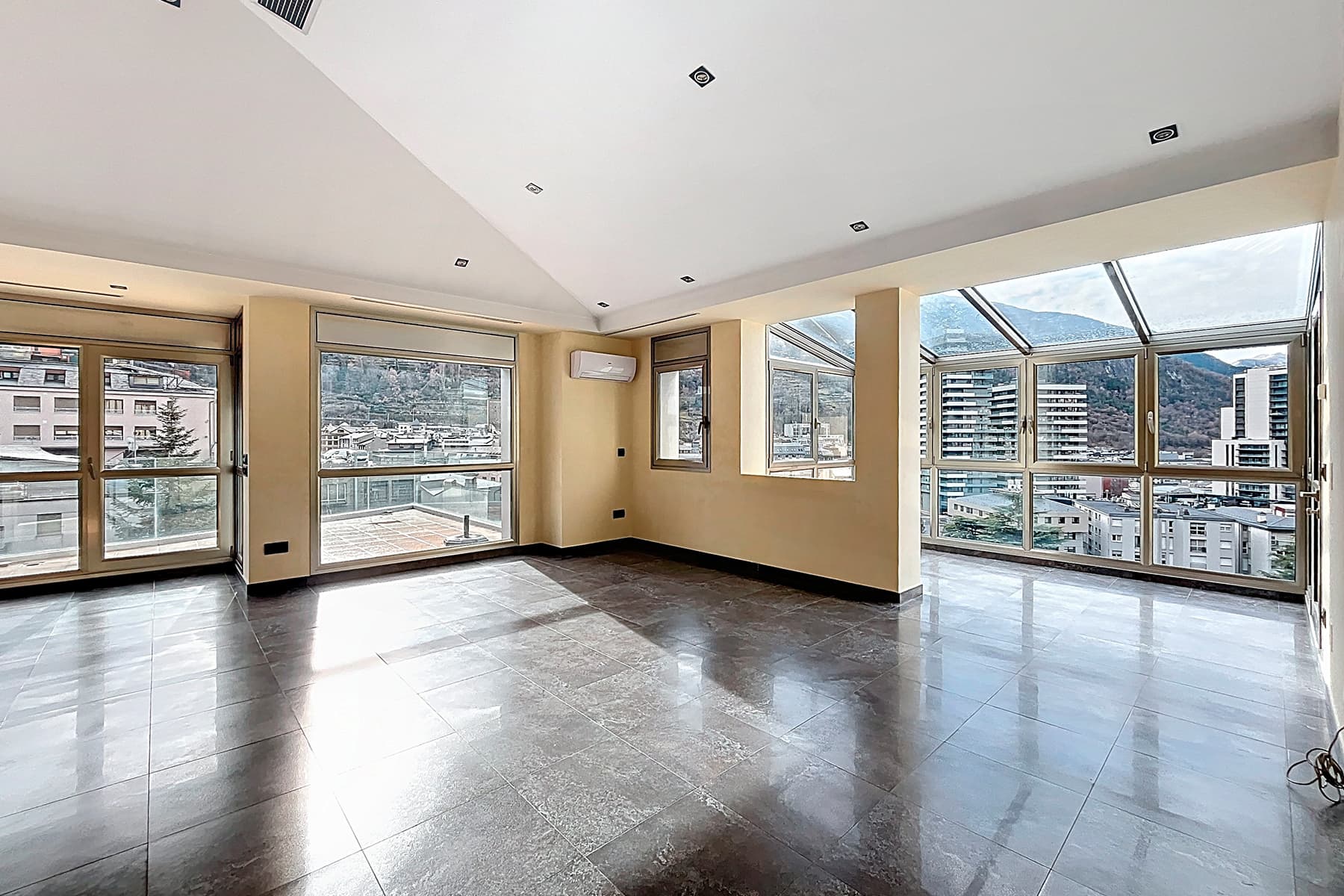 Es presenta aquest àtic singular de 215,05 m², s - Thumbnail 10