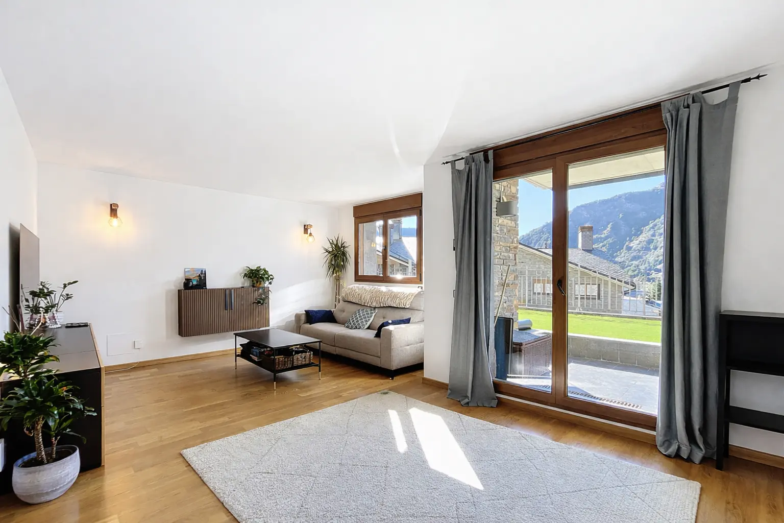 Aquest atractiu apartament en planta baixa es trob - Image 1