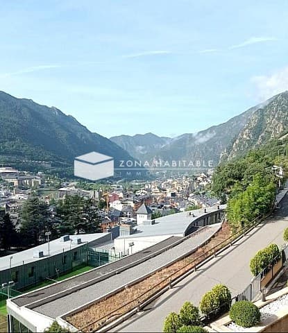 Exclusiu pis de luxe a Andorra la Vella, a la zona més cobejada i tranquil·la, a un pas de l’Embaixada Francesa i el Park Hotel. - Image 1