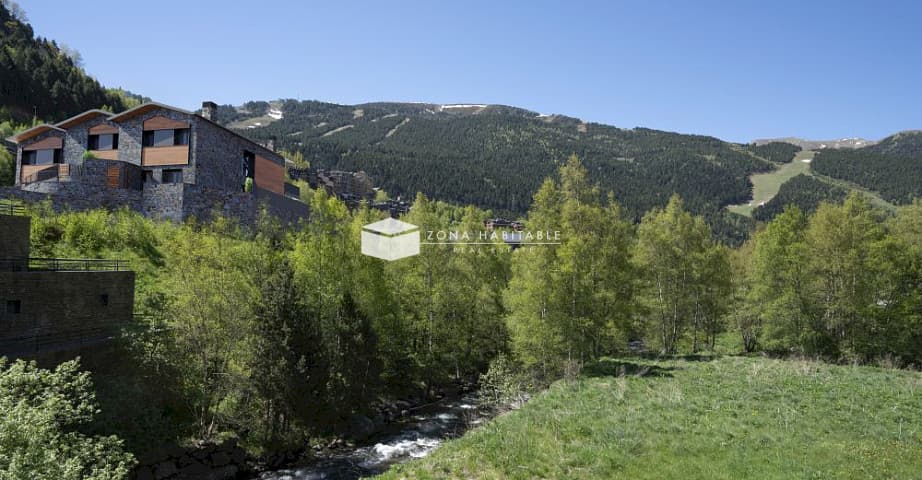 "Descobreix una vida de luxe i confort a les nostres residències exclusives, on l'elegància es combina amb la funcionalitat per oferir-te la llar dels teus somnis." - Thumbnail 10