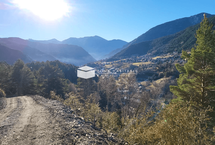 Parcel·la Exclusiva a La Massana: Ubicació Privilegiada i Vistes de Somni - Image 1