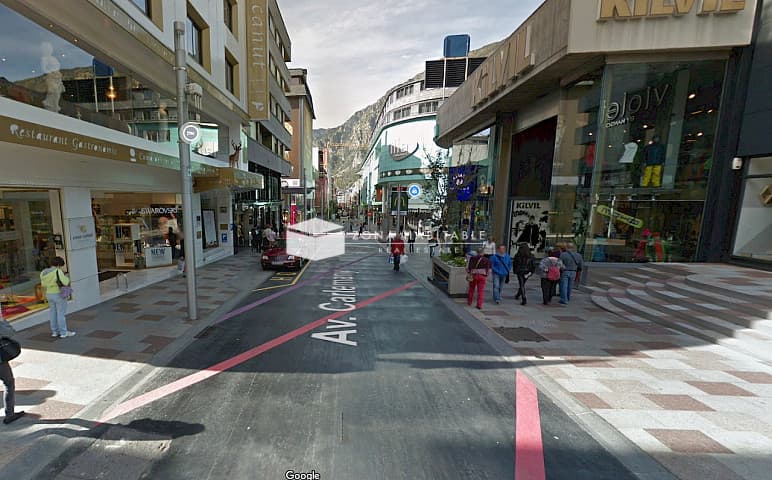 Despatx nou en lloguer en plena Av. Carlemany - Image 1