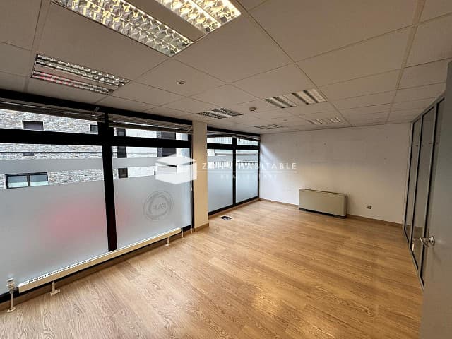 Despatx professional al centre d’Escaldes, amb dues plantes i accés directe des del carrer - Thumbnail 3