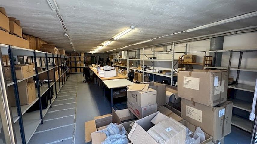 Magatzem pràctic i lluminós al centre d’Escaldes amb aparcament - Thumbnail 2