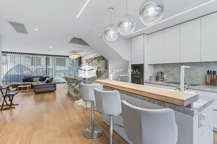 Casa amb jardí i terrasses a Escàs – espai, llum i confort en estat pur - Thumbnail 3